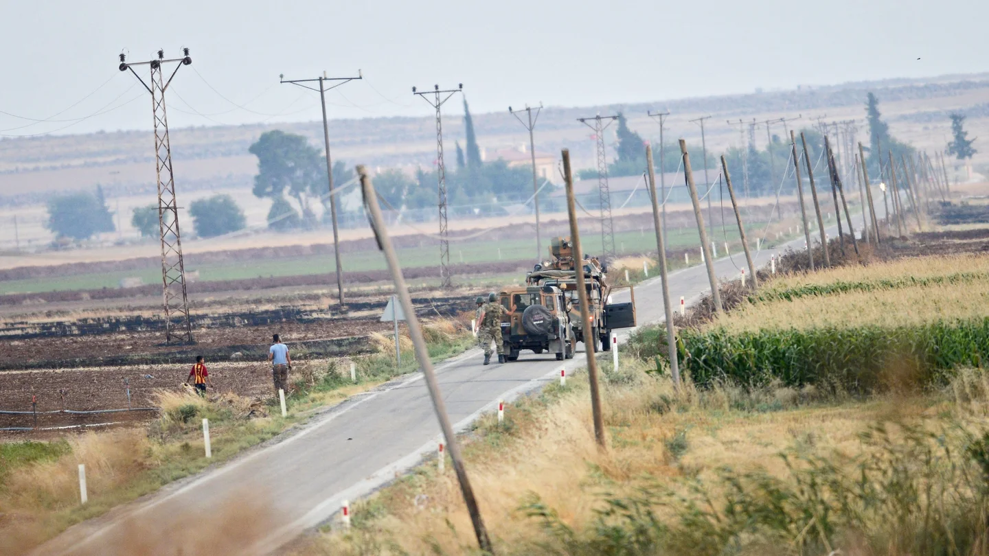 Un tanque turco patrulla a lo largo de la frontera con Siria. Un tanque turco patrulla a lo largo de la frontera con Siria.