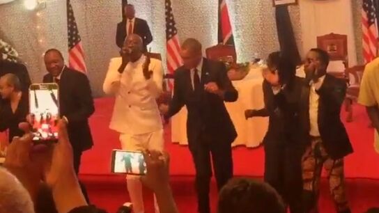 Barack Obama bailando en Kenia