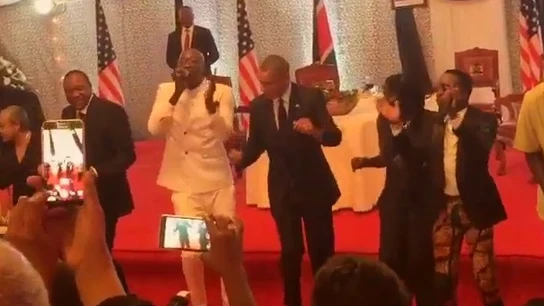 Barack Obama bailando en Kenia Barack Obama bailando en Kenia