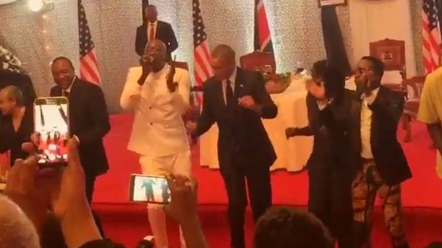 Barack Obama bailando en Kenia