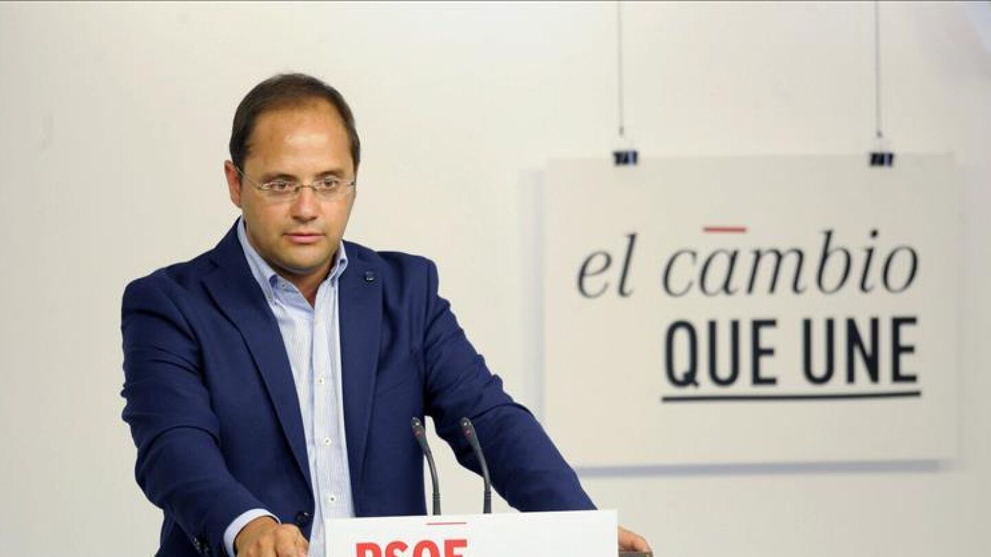 C&eacute;sar Luena habla ante los medios