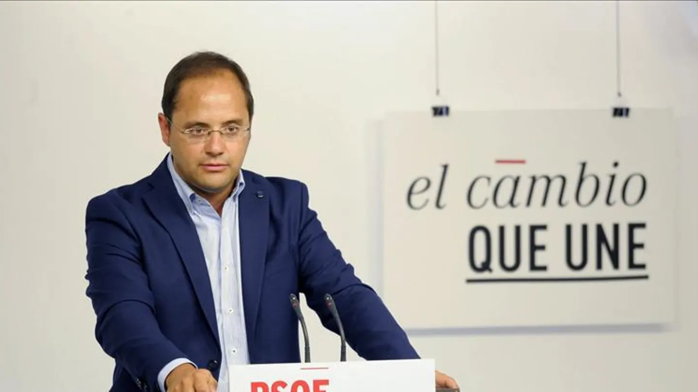César Luena habla ante los medios César Luena habla ante los medios