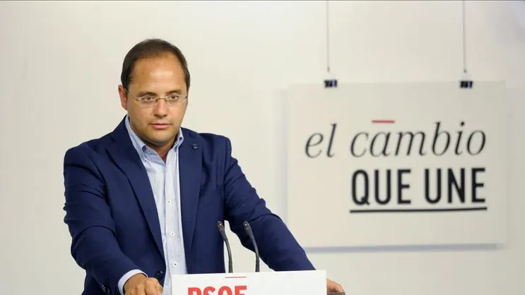 César Luena habla ante los medios César Luena habla ante los medios