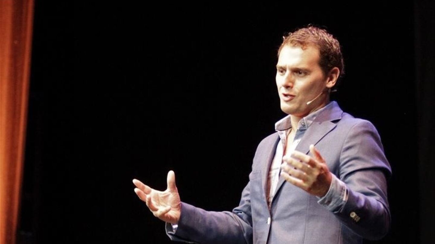Albert Rivera habla ante los medios
