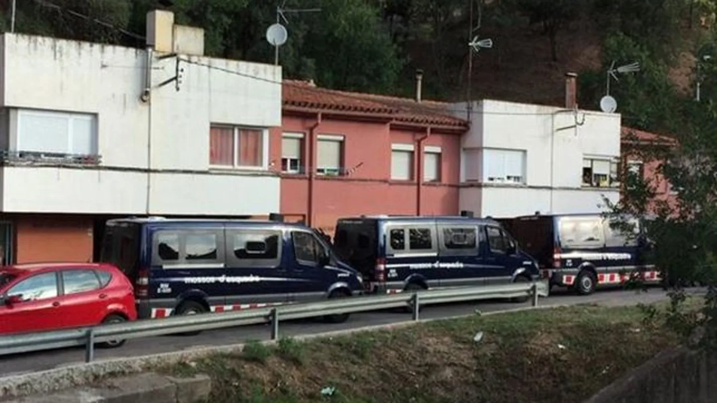 Furgones de los Mossos d'Esquadra en la operación Furgones de los Mossos d'Esquadra en la operación