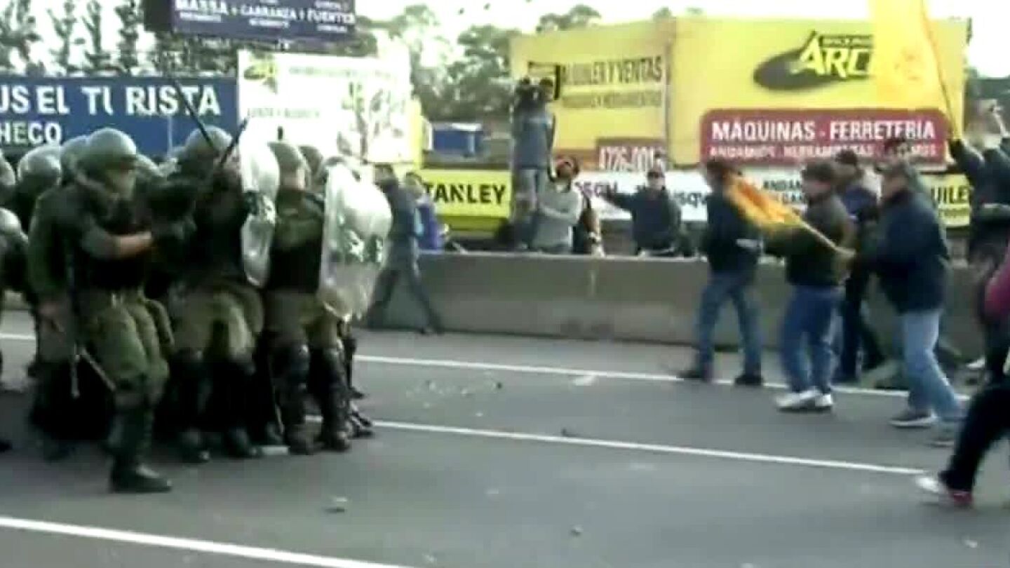 Violentos enfrentamientos entre Polic&iacute;a y manifestantes en Argentina