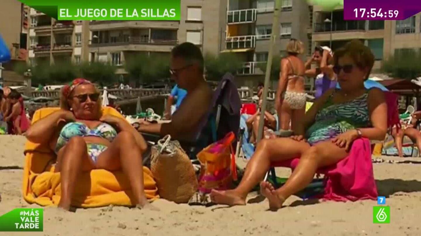 Se&ntilde;oras en la playa de Silgar, Sanxenxo, donde el Ayuntamiento ha requisado las sillas