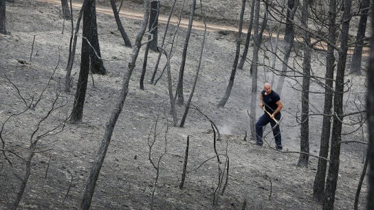 Bombero de la Generalitat trabajando en el incendio
