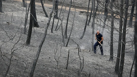 Bombero de la Generalitat trabajando en el incendio Bombero de la Generalitat trabajando en el incendio