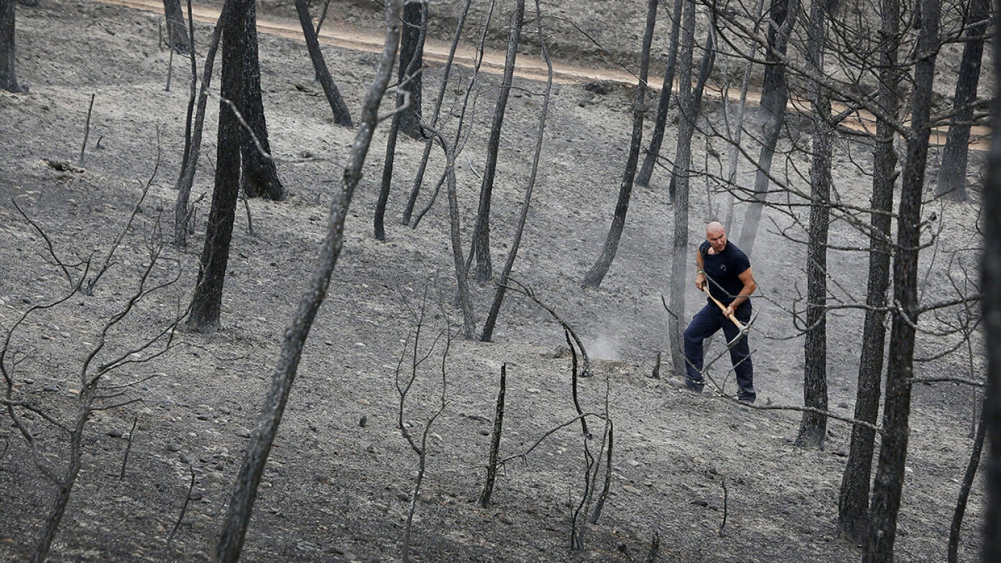Bombero de la Generalitat trabajando en el incendio