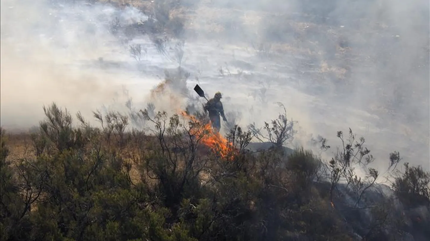 Extinción de un incendio forestal Extinción de un incendio forestal
