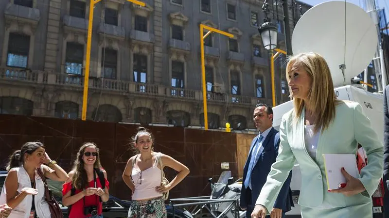 Cristina Cifuentes camina por el centro de Madrid Cristina Cifuentes camina por el centro de Madrid