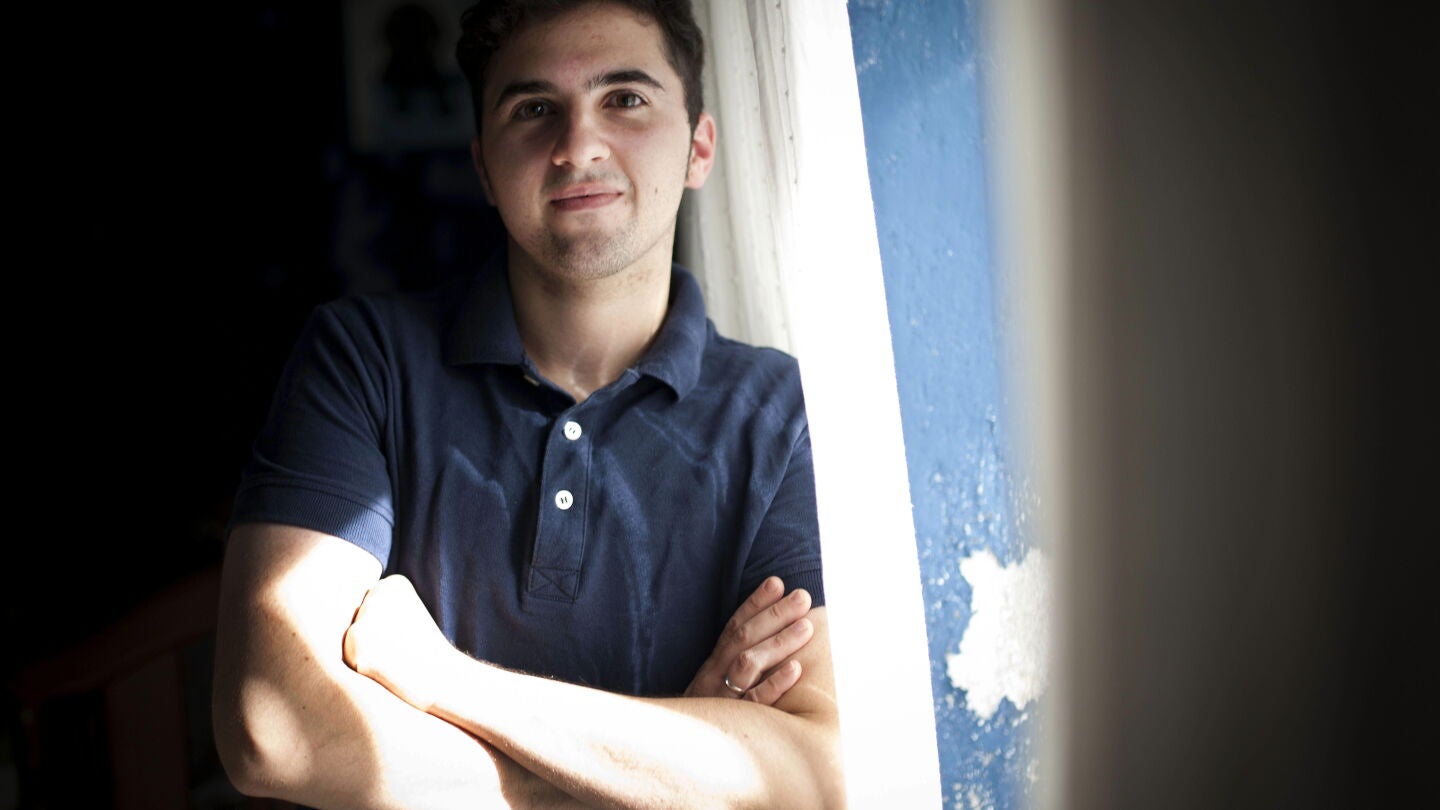 Alex Salinas, el joven transexual que no puede ser padrino.