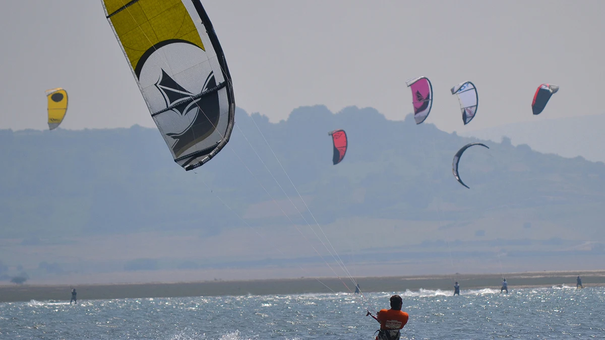 Practicando kitesurf