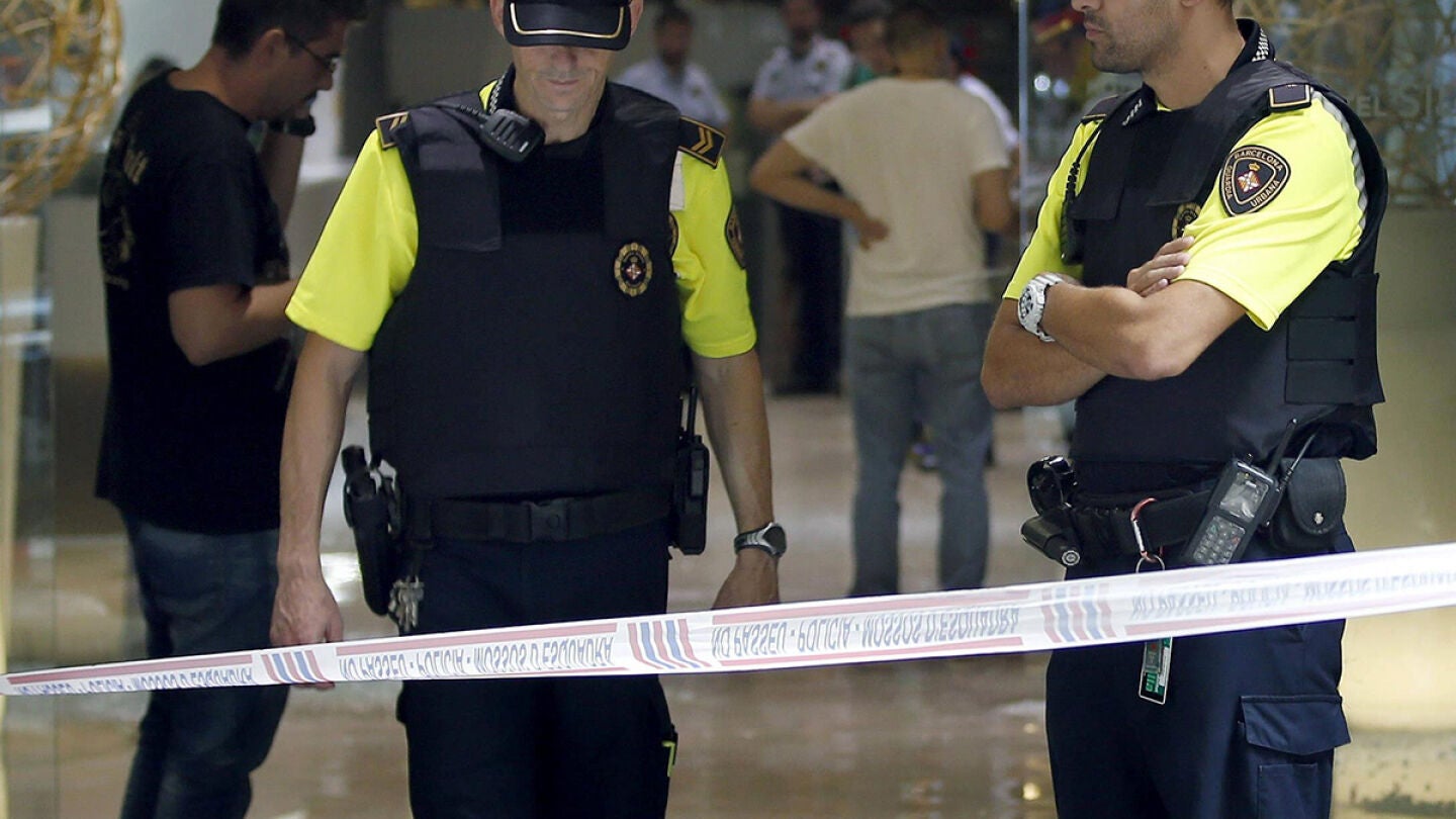 Agentes acordonando la puerta del hotel, Barcelona