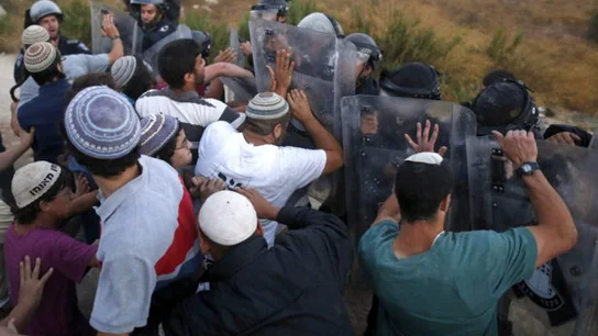 Agentes de seguridad israelíes forcejean con colonos israelíes Agentes de seguridad israelíes forcejean con colonos israelíes