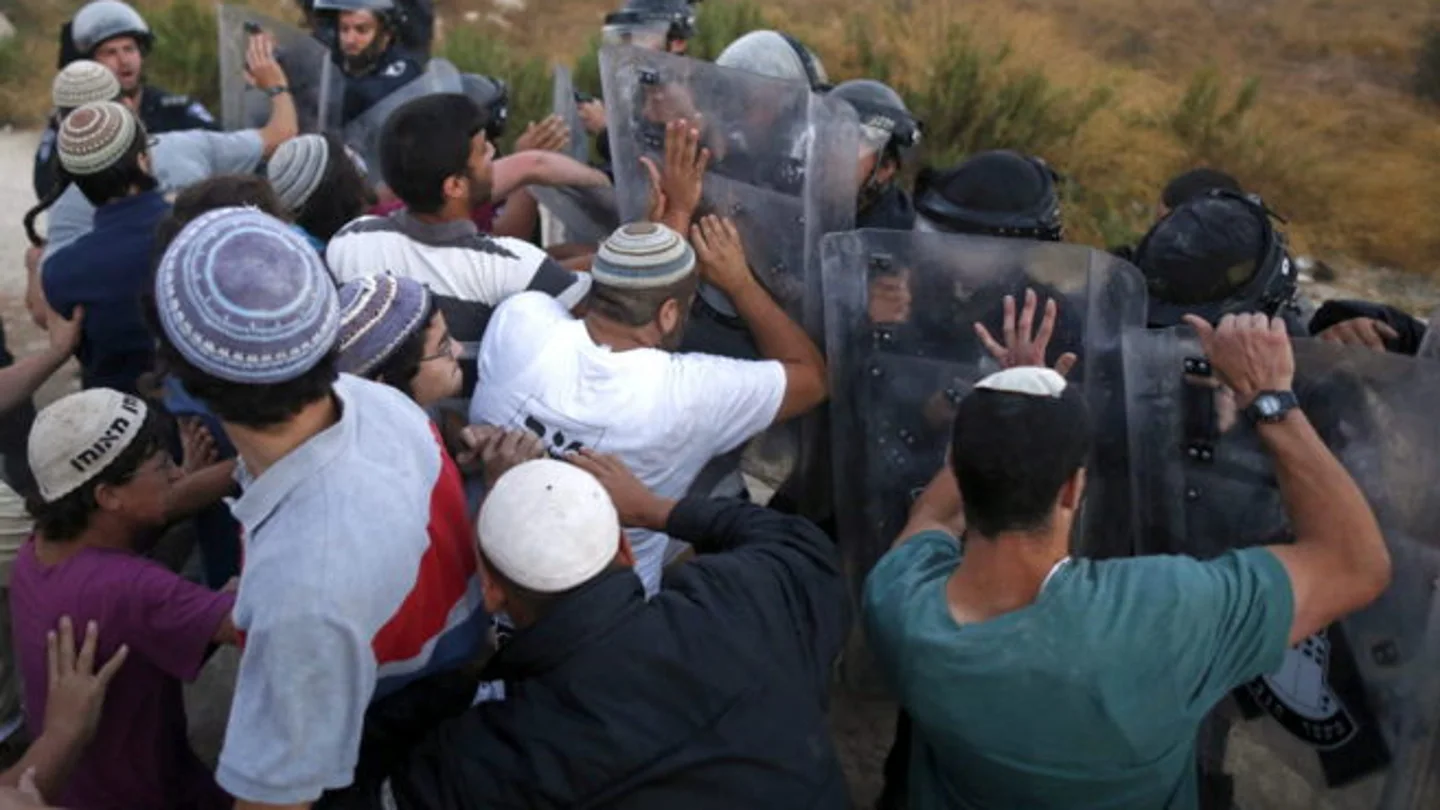 Agentes de seguridad israelíes forcejean con colonos israelíes Agentes de seguridad israelíes forcejean con colonos israelíes