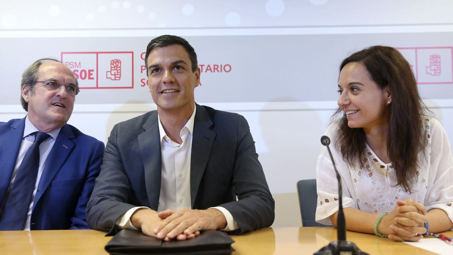 Pedro S&aacute;nchez, junto a &Aacute;ngel Gabilondo y Sara Hern&aacute;ndez en la ASM