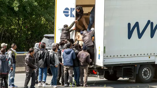 Inmigrantes intentando acceder al Eurotúnel Inmigrantes intentando acceder al Eurotúnel