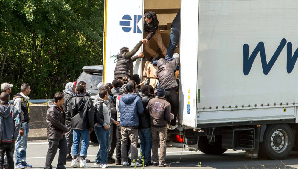 Inmigrantes intentando acceder al Eurotúnel