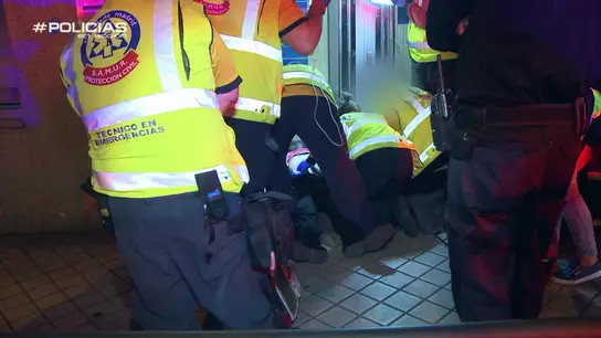 La Policía acude a la llamada de un herido con arma blanca: "Yo no he notado nada, una señora me ha dicho que estaba sangrando" La Policía acude a la llamada de un herido con arma blanca: "Yo no he notado nada, una señora me ha dicho que estaba sangrando"