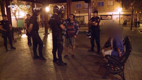 Los agentes intervienen en una pelea en Alicante: "Yo lo mato y luego me pongo las esposas para que me deteng&aacute;is"