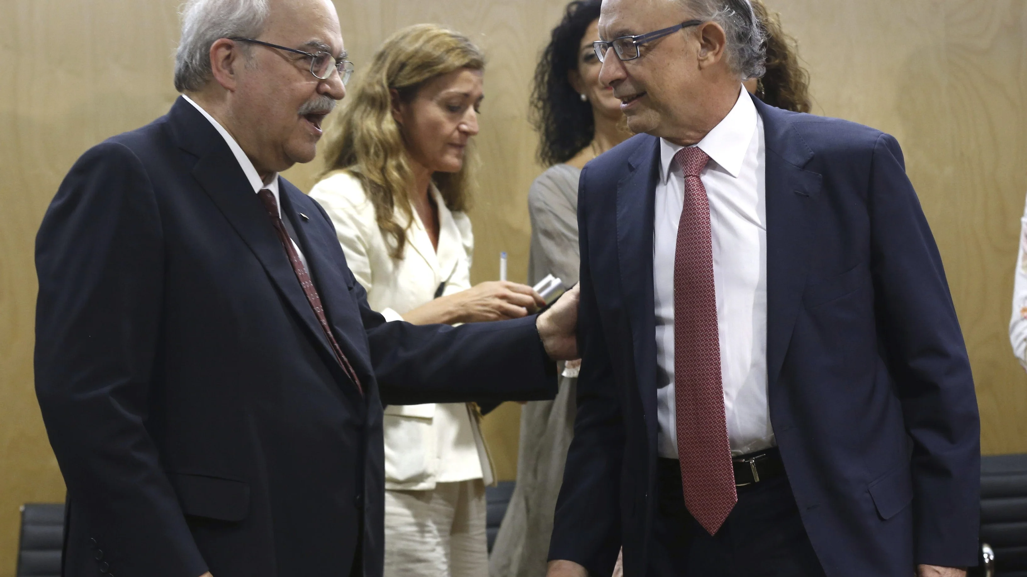 El consejero de Economía catalán, Mas-Colell, con el ministro de Hacienda, Cristóbal Montoro