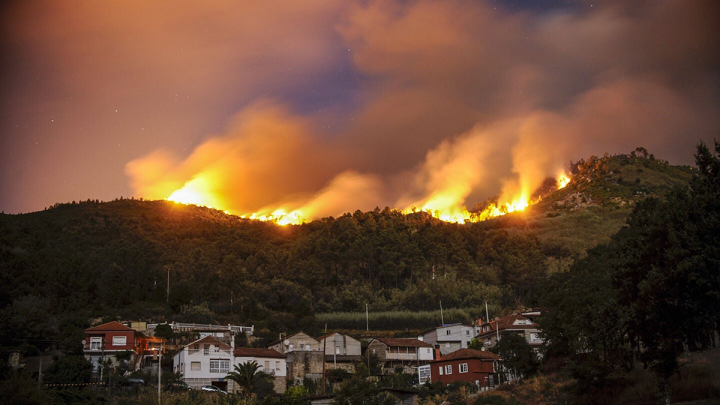 Vista del pueblo de Untes rodeado por las llamas del incendio forestal
