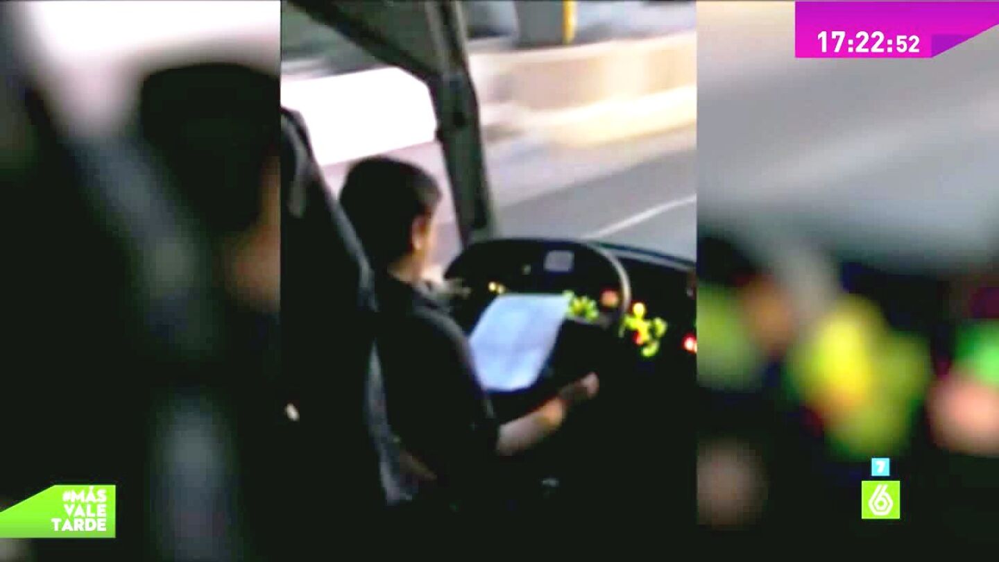 Conductora leyendo mientra conduce, Galicia