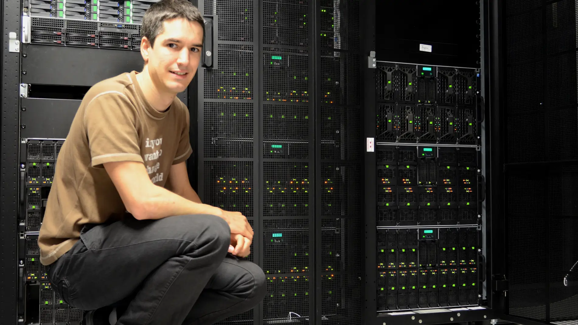 Joseba Alberdi junto a la supercomputado
