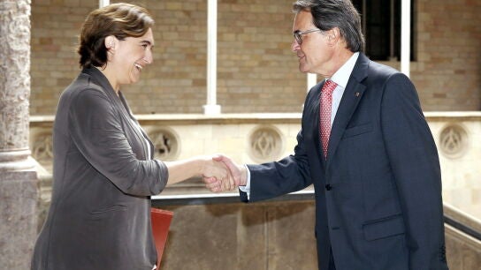 Ada Colau, en su reuni&oacute;n con Artur Mas
