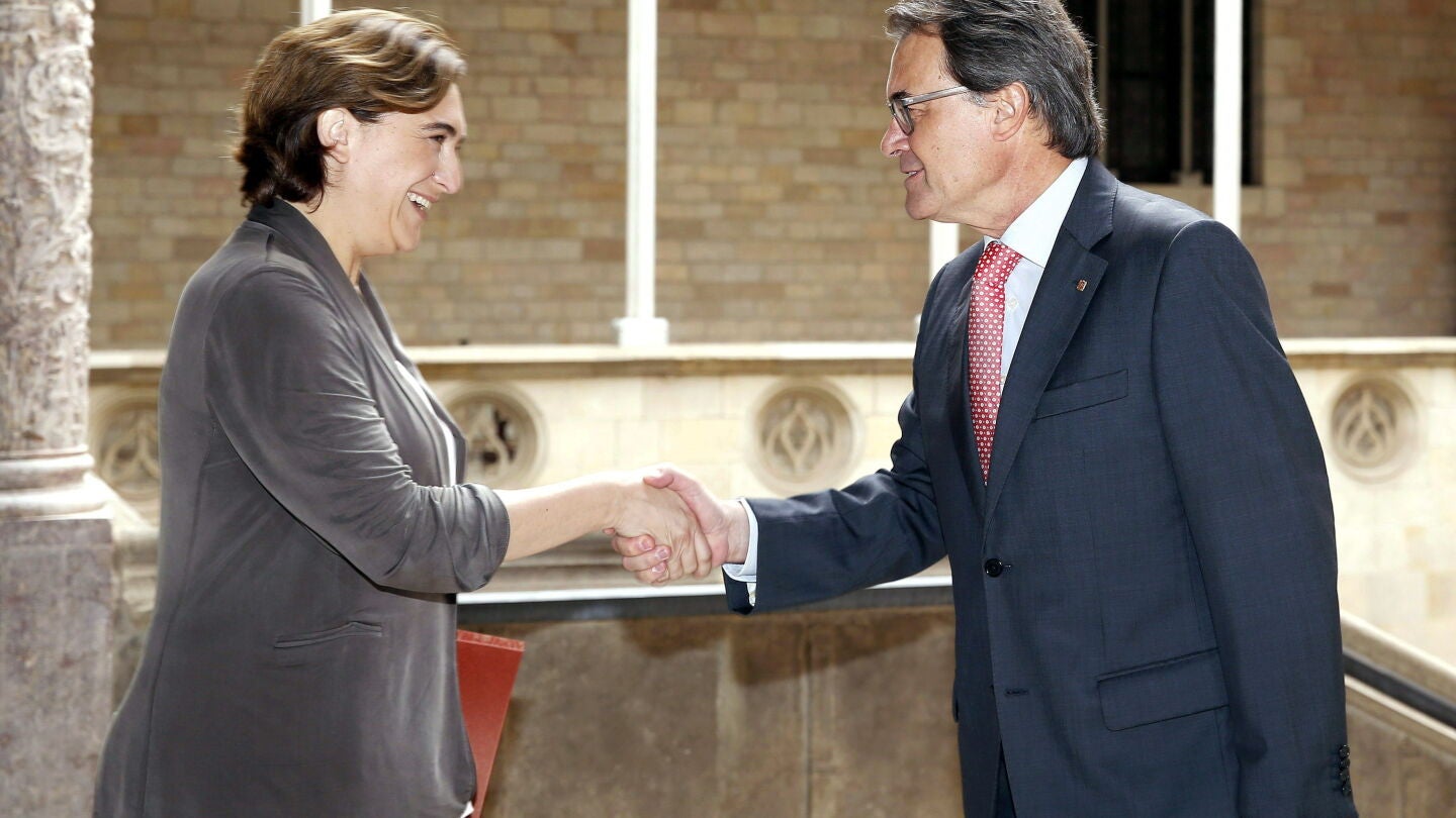 Ada Colau, en su reuni&oacute;n con Artur Mas