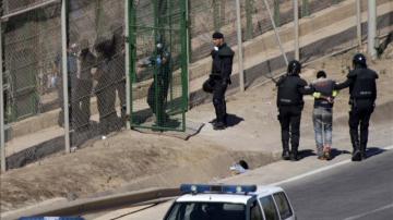 Dos inmigrantes en la valla de Melilla entregados a Marruecos en agosto de 2014