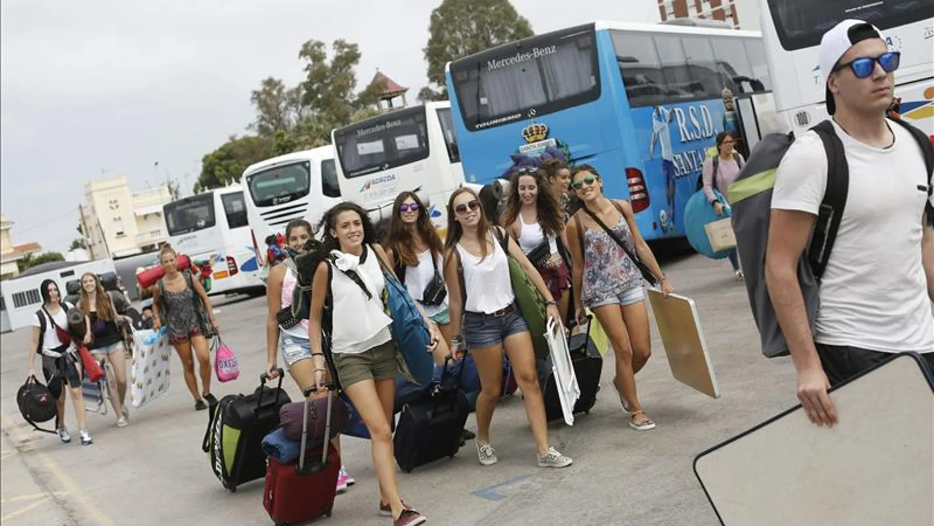 Jóvenes llegando al festival Arenal Sound de Castellón