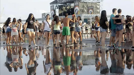 Varias jóvenes tras la tormenta registrada en la primera jornada grande del festival Arenal Sound Varias jóvenes tras la tormenta registrada en la primera jornada grande del festival Arenal Sound
