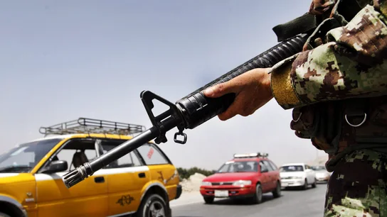 Un oficial de seguridad afgano vigila las carreteras de Kabul Un oficial de seguridad afgano vigila las carreteras de Kabul