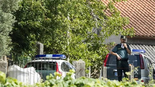 Un agente custodia la entrada de la vivienda donde un hombre habría matado a sus dos hijas menores de edad Un agente custodia la entrada de la vivienda donde un hombre habría matado a sus dos hijas menores de edad