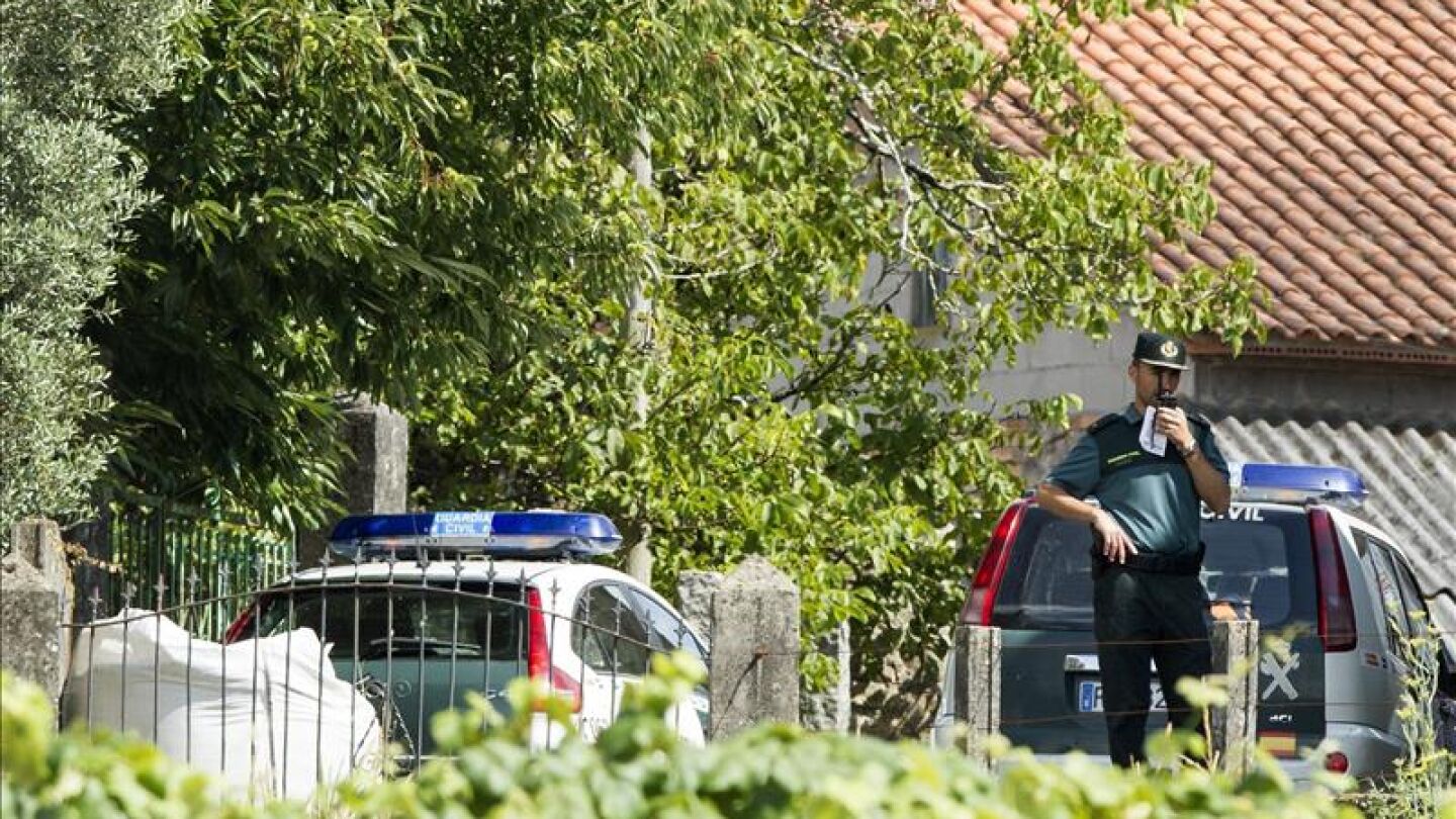 Un agente custodia la entrada de la vivienda donde un hombre habr&iacute;a matado a sus dos hijas menores de edad