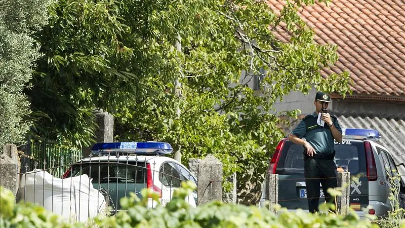 Un agente custodia la entrada de la vivienda donde un hombre habría matado a sus dos hijas menores de edad