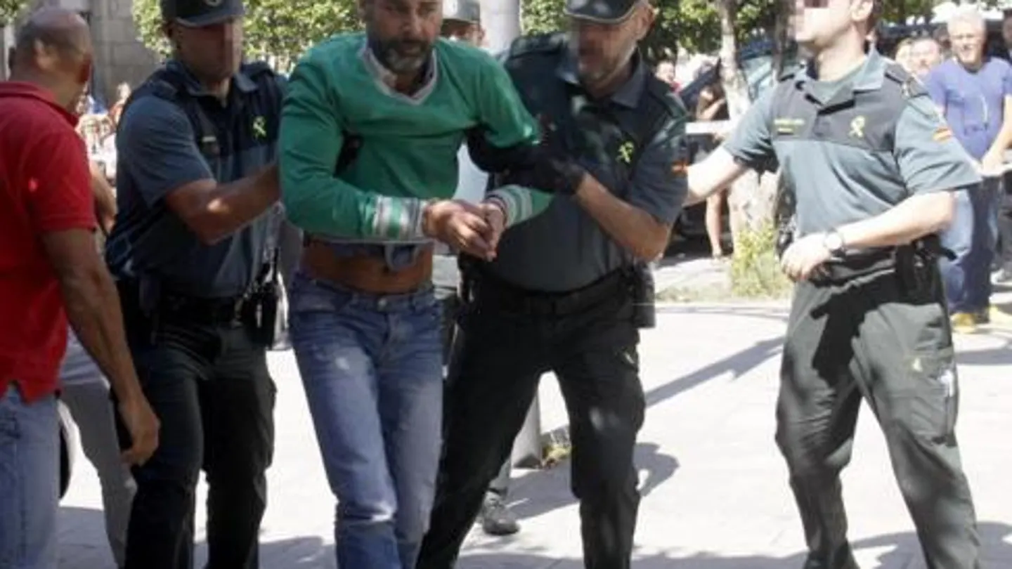 Tensión a la llegada del presunto parricida Tensión a la llegada del presunto parricida