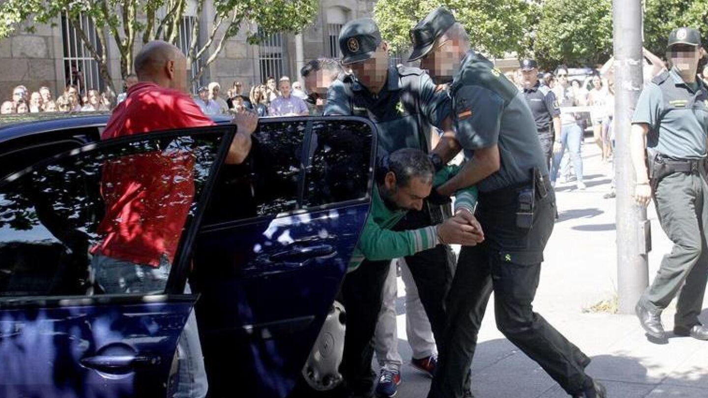 Imagen del presunto parricida saliendo de un veh&iacute;culo