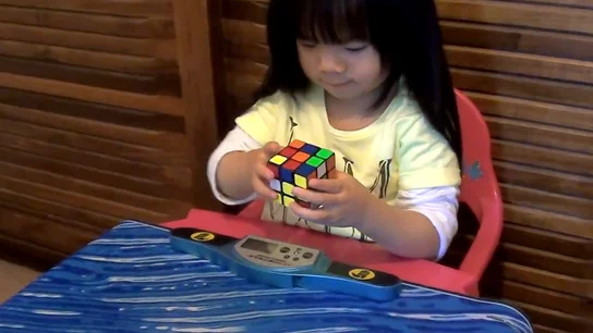 Niña resuelve cubo de rubik Niña resuelve cubo de rubik
