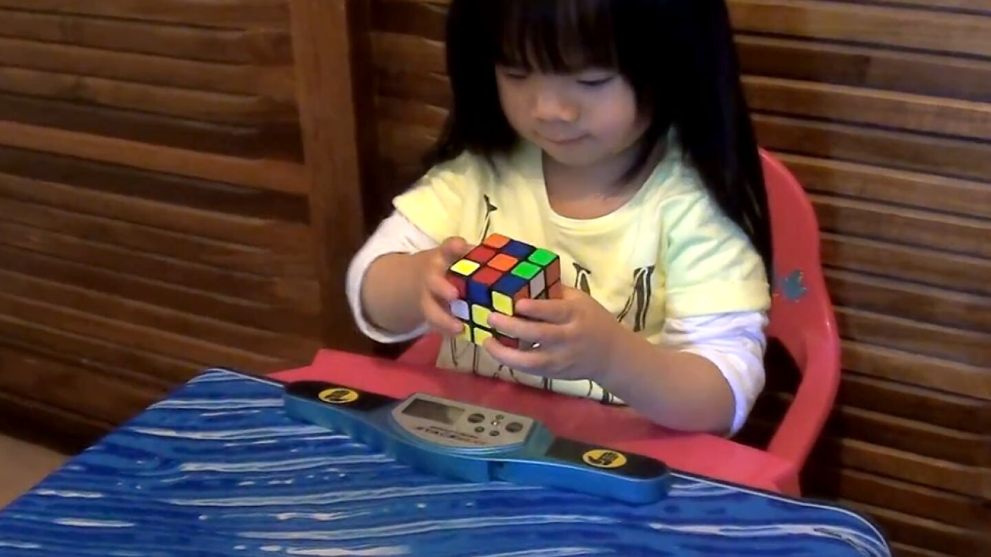 Ni&ntilde;a resuelve cubo de rubik
