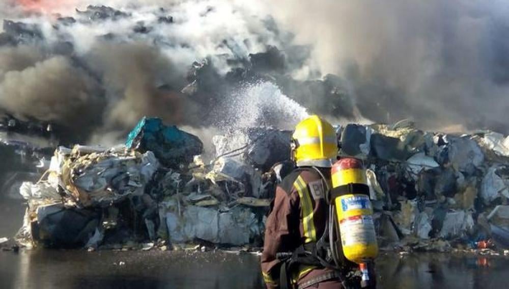 Bomberos de la Generalitat trabajando en el incendio