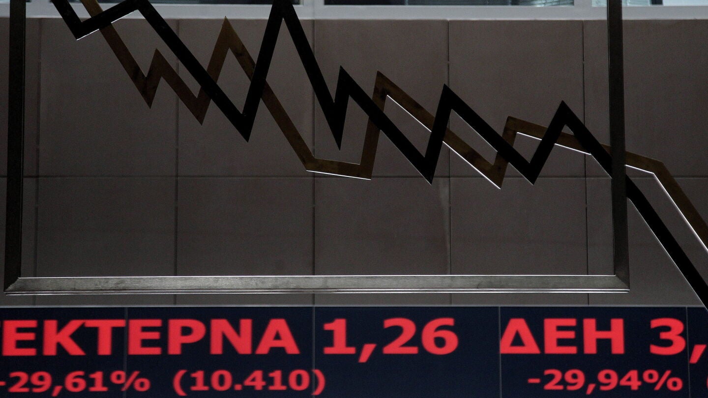 Una pantalla muestra informaci&oacute;n burs&aacute;til en la bolsa de Atenas