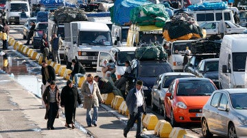 Decenas de vehículos esperan en el Puerto de Almería