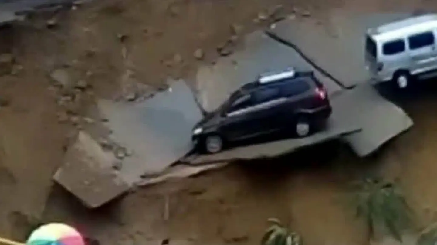 Desaparece una carretera en China por las lluvias e inundaciones Desaparece una carretera en China por las lluvias e inundaciones