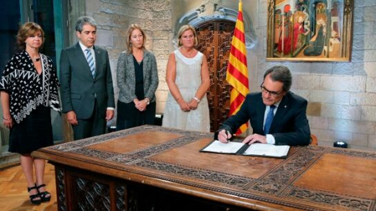 Artur Mas firma la convocatoria del 27S