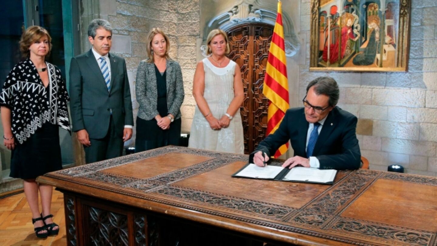 Artur Mas firma la convocatoria del 27S