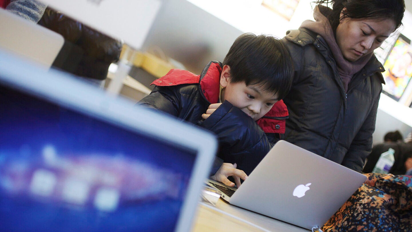 Un ni&ntilde;o prueba un ordenador de Apple